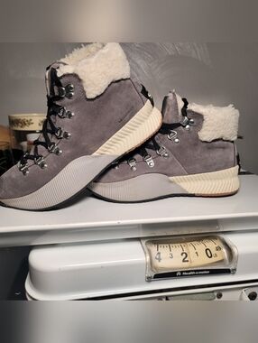 NWOT. Sorel Out 'N About III Gray Suede Shearling-Lined Ankle Boot. Size 7.